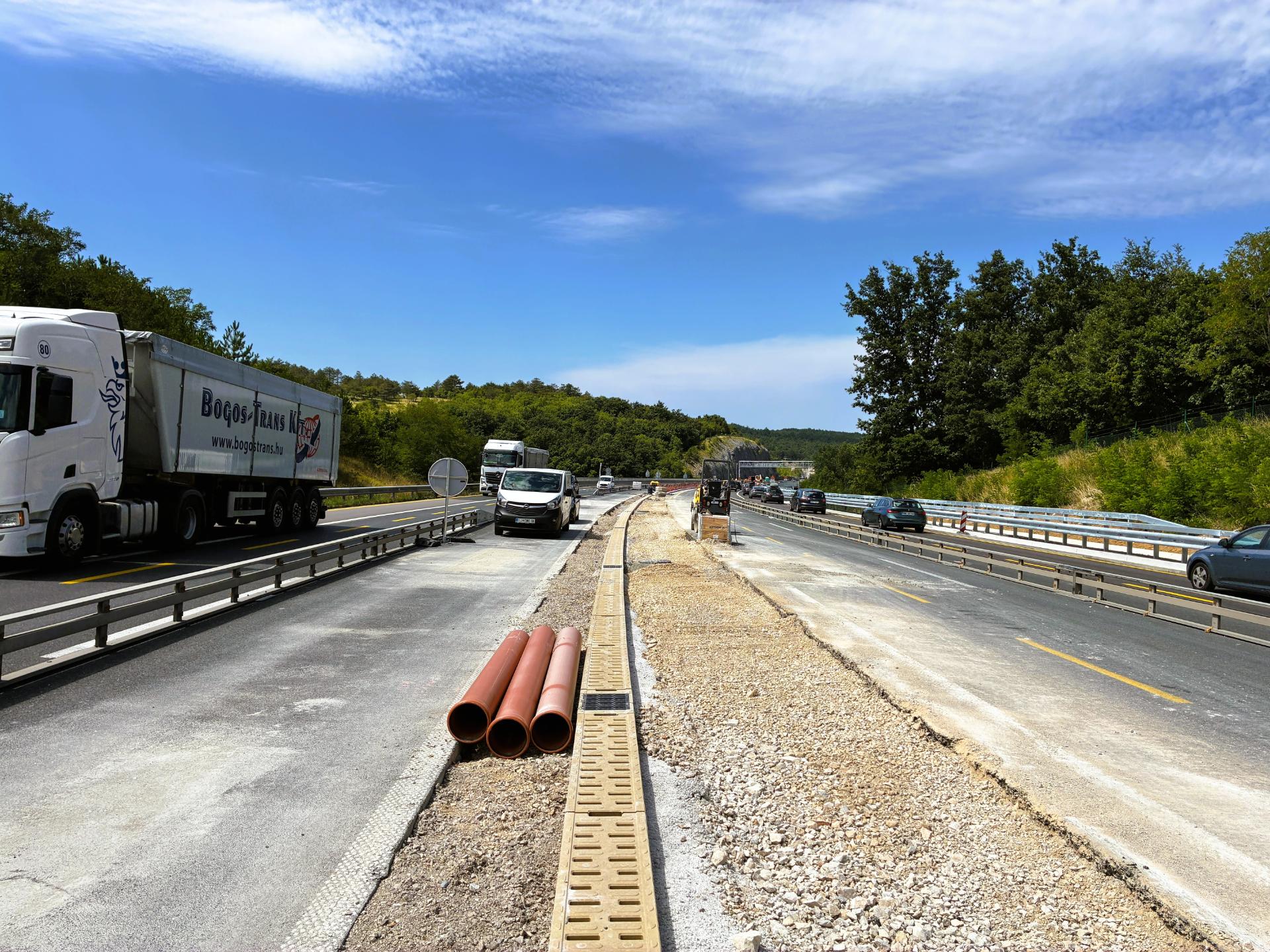 Obnova ceste in objektov na delih odsekov AC Kozina–Črni Kal ter počivališča Ravne